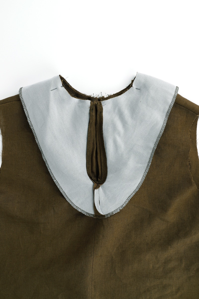 30 Pin Neckline Edge Zoom