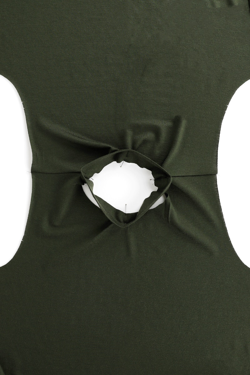 5 Neckband Pinned To Body